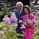 King Carl Gustaf and Queen Silvia walking in Tromsø Arctic-alpine Botanic Garden (Photo: Cornelius Poppe / NTB scanpix)